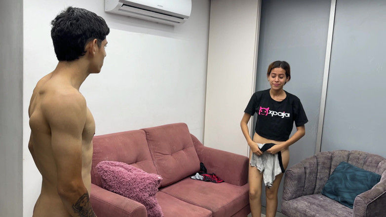 hopesex: 나는 내 가장 친한 친구가 내 속옷 차림으로 자위하는 걸 본 후 세게 섹스했다.