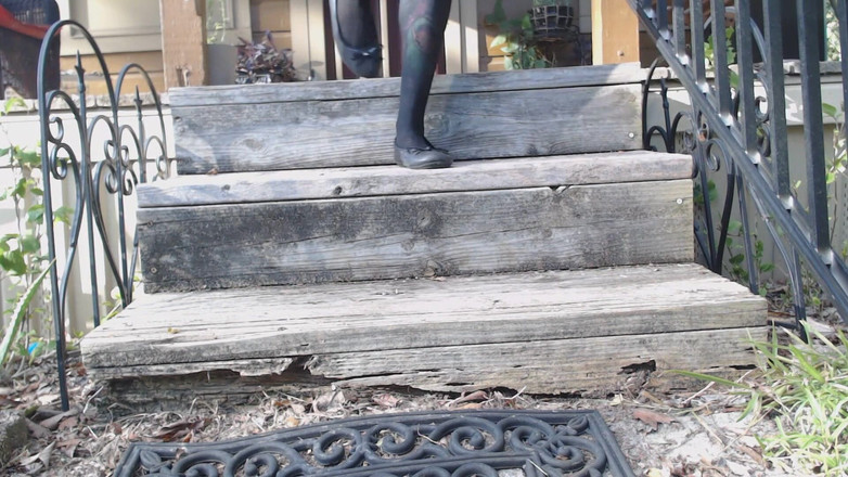 PandoraSG: Топтание ступнями на лестнице в квартире на улице