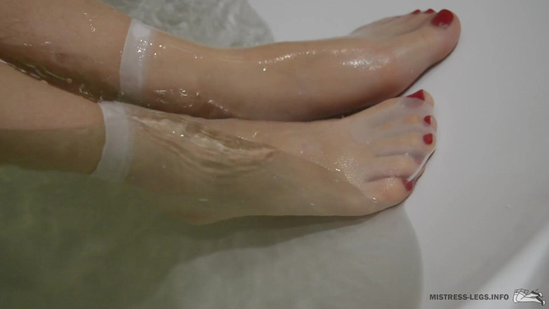 Mistress Legs: maalkin ke pair gile saphed naaylon moze men