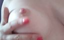 Amateur Wet Babe: Amateur rondborstige babe speelt met haar jonge tieten en harde...