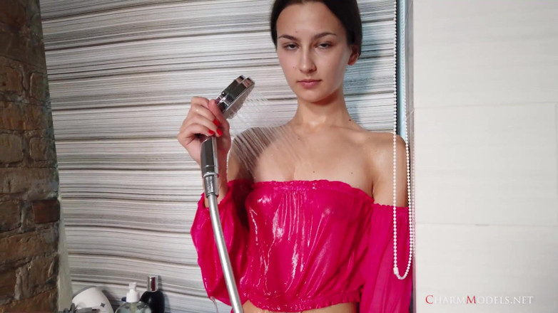 CharmModels: 透明なドレスを着たアンナのシャワーの夢