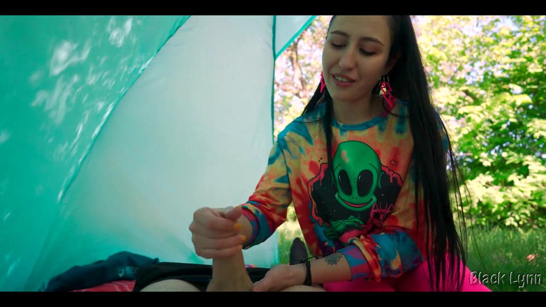 YSP Studio: Hippie cachonda me masturbó gratis en su tienda