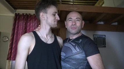 Gaybareback: Sexy top twink fuck a Stepdaddy XXL