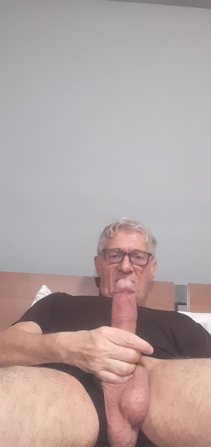 Big uncut hard cock: Masturbazione di un grande cazzo mostruoso