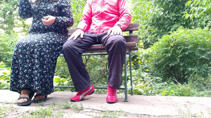OurFetishLife: ホット熟女はベンチの上の公園のガラスに大きなペニスをオフにジャーク