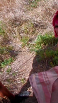 Double pénétration pour une bombasse aux cheveux colorés