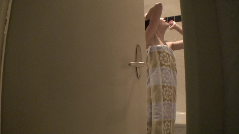 Slutty Teenies: 性感的黑发少女正在洗澡