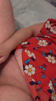 Bini seksi berambut merah secara keseluruhan bermain dengan dildo
