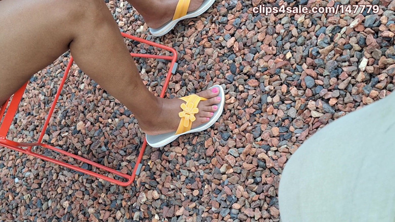 Foot Patrol: Ébano milf pernas brilhantes das coxas e lindos dedos rosa