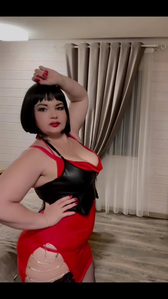 KarmenMilf: 새로운 의상을 입고 춤추기