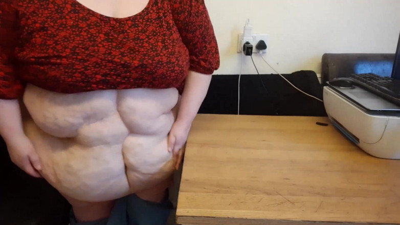 SSBBWLadyBrads: SSBBW pancia sbatte sul tavolo earthshakes