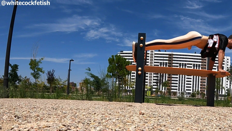 Cool Body: ストリートジムは俺にクソみたいなポジションのアイデアをくれる。なんてムラムラしてしまったんだ!