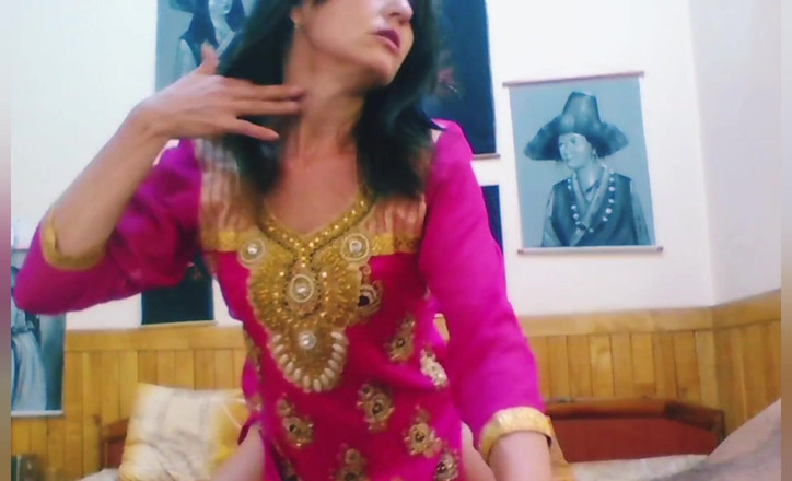 Bolly Karma: Awek panas yang kelihatan suci dapat seks yang menyeronokkan