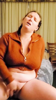 mainne apni 52f lesbiyan roommet ki sokar mammi svetar pahni thi jo khud ko unmen chod rahi thi phir nagn ho gee aur vidiyo ko apne bistar par seks chaahte hue chhor diya