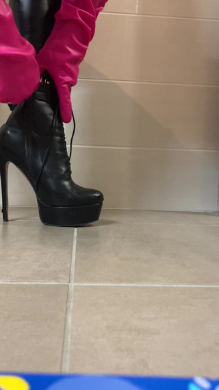 Celiasm: Latexová ponožka na vysokém podpatku