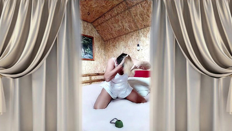 Lukerya: Suri rumah panas Lukerya Chats ceria dalam talian