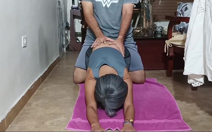 Swingers amateur: Aiuto la mia matrigna con lo yoga e finisco per...