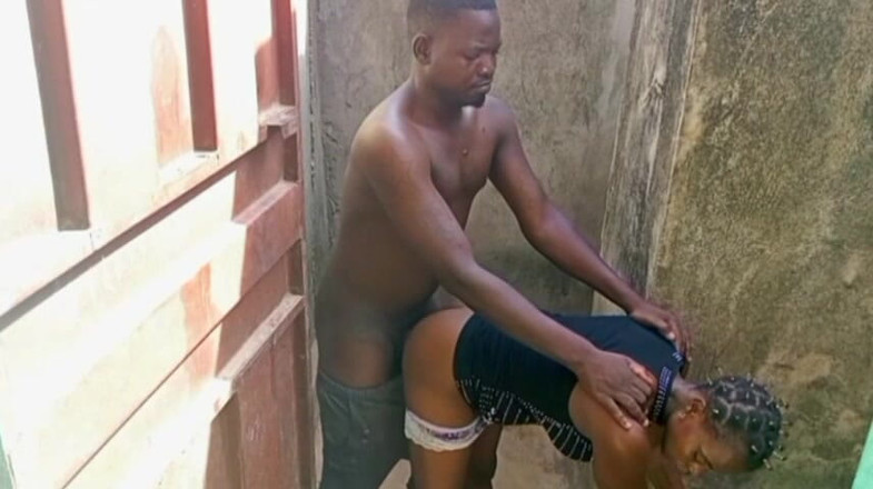 Pornsexlive: La vicina africana in un angolo
