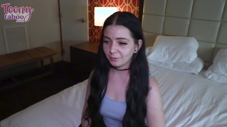Teenytaboo: Lily, vendeuse, se fait sodomiser