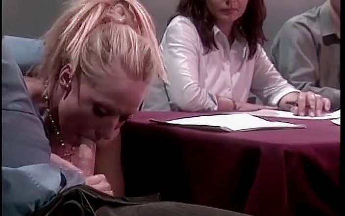 Anal seduction: Sexig blond tonåring knullas mitt i ett möte