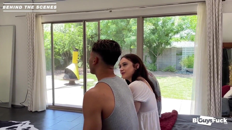 Bi Guys Fuck: 라틴 창남 후안 루카스와 라티나 Luna Lopez와 섹스하기 전에 Bts 버블 엉덩이 막시무스 켈리!