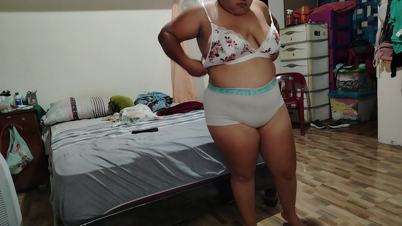Stepmom_with_big_tits: Figliastro registra segretamente la sua matrigna che esce dal bagno...