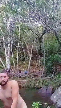 Poszedłem do wodospadu i popisałem się, zanim ktoś przyszedł i mnie złapał.