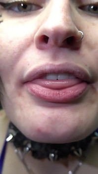 Peituda gótica cadela deixa você desfrutar de suas dentaduras e gozadas joi