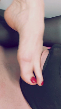 Zwei herrinnen verlangen von ihrem sklaven, ihre nackten Füße, ihre nylonbekleideten Füße und ihre Schuhe zu lecken!