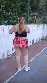 バスケットボールで遊ぶ巨乳ラティーナ