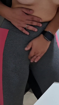 पड़ोसी की मदद से मेज पर अपनी ऊंट की में हस्तमैथुन करना