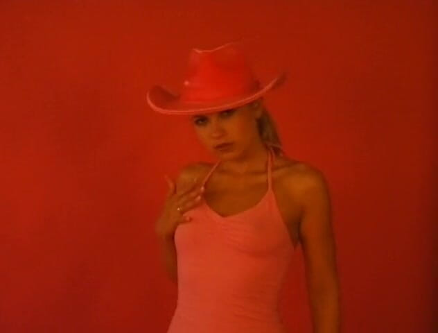 Flash Model Amateurs: Piercad blondin i sensuell solo show