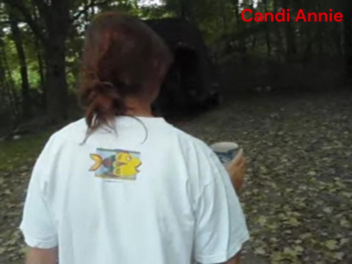 Candi Annie: Na przerwę na kawę seksowna dziwka Candi Annie pieprzy współpracownika...