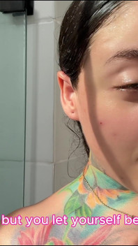 Jste uvězněni s touto Obryní a jejími špinavými chodidly a páchnoucí podpažími