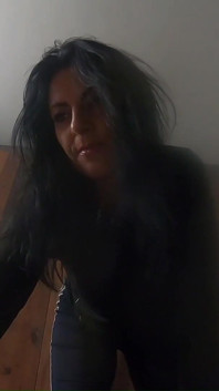 Adakah awak datang dan tampar tetek besar cikgu MILF ini?
