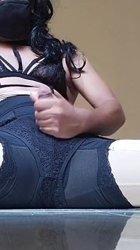 Travestit desi în lenjerie