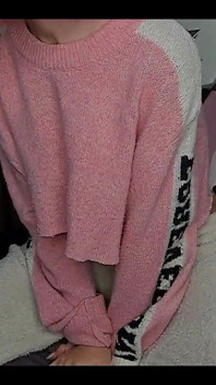 Linda chica en acogedor pijama sabe cómo calentar mejor
