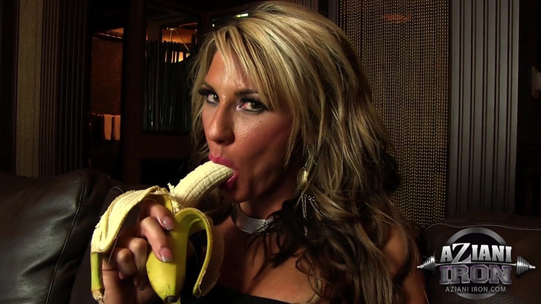 Aziani: Abby Marie mostra le abilità orali con la banana mentre...