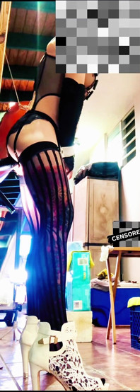 Sexy transgênero meia preta cavalgando vibrador anal na parede
