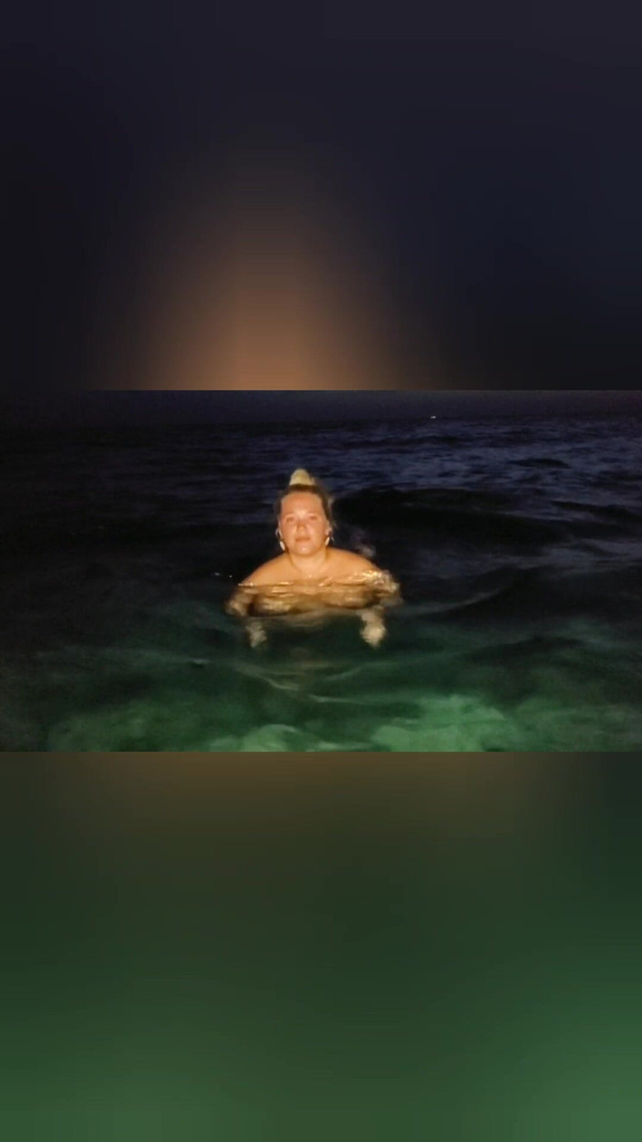 Annabelle Rogers: Cewek kurus ini lagi asik di laut Aegean malam-malam!