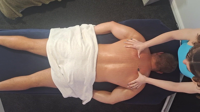 MassageRoomX: Ženské ruce pracují hluboko na jeho tělo po tělocvičně ptačí...