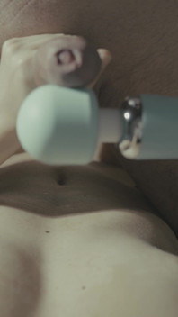 Primero Uso Mi Vibrador Para Hacer Que Se Corra Lentamente, Luego, Con Su Semen Sobre Mí, Lo Uso Para Darme Un Gran Orgasmo