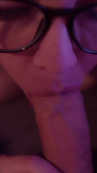 Une femme coquine suce la bite de son homme
