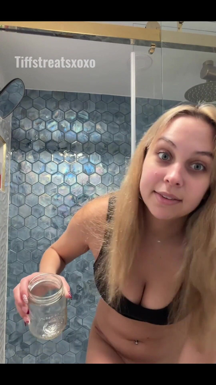 Tiffstreatsxoxo: Preenchendo um Pote de Mason com xixi amarelo escuro !! Opa,...