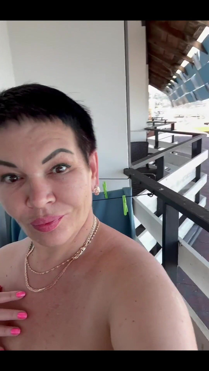 KarmenMilf: Extrémní na balkóně u moře, Hladím se, Moje kundička