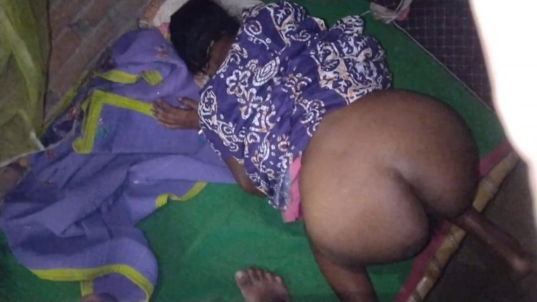 Pumi: India hermanastra con duro sexo en la aldea