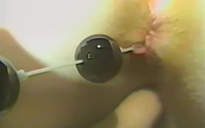 Homegrown Video: Pert memeli esmer birkaç dildoyla sikişiyor