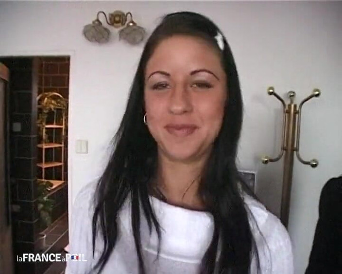 French Family Secrets: 女孩们到铲子上观看一场非常热辣的表演！