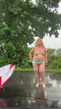 Sabtu dini hari yang nakal di tengah hujan