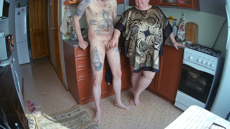 Zona901: milf jerks off my dick in the kitchen before lunch